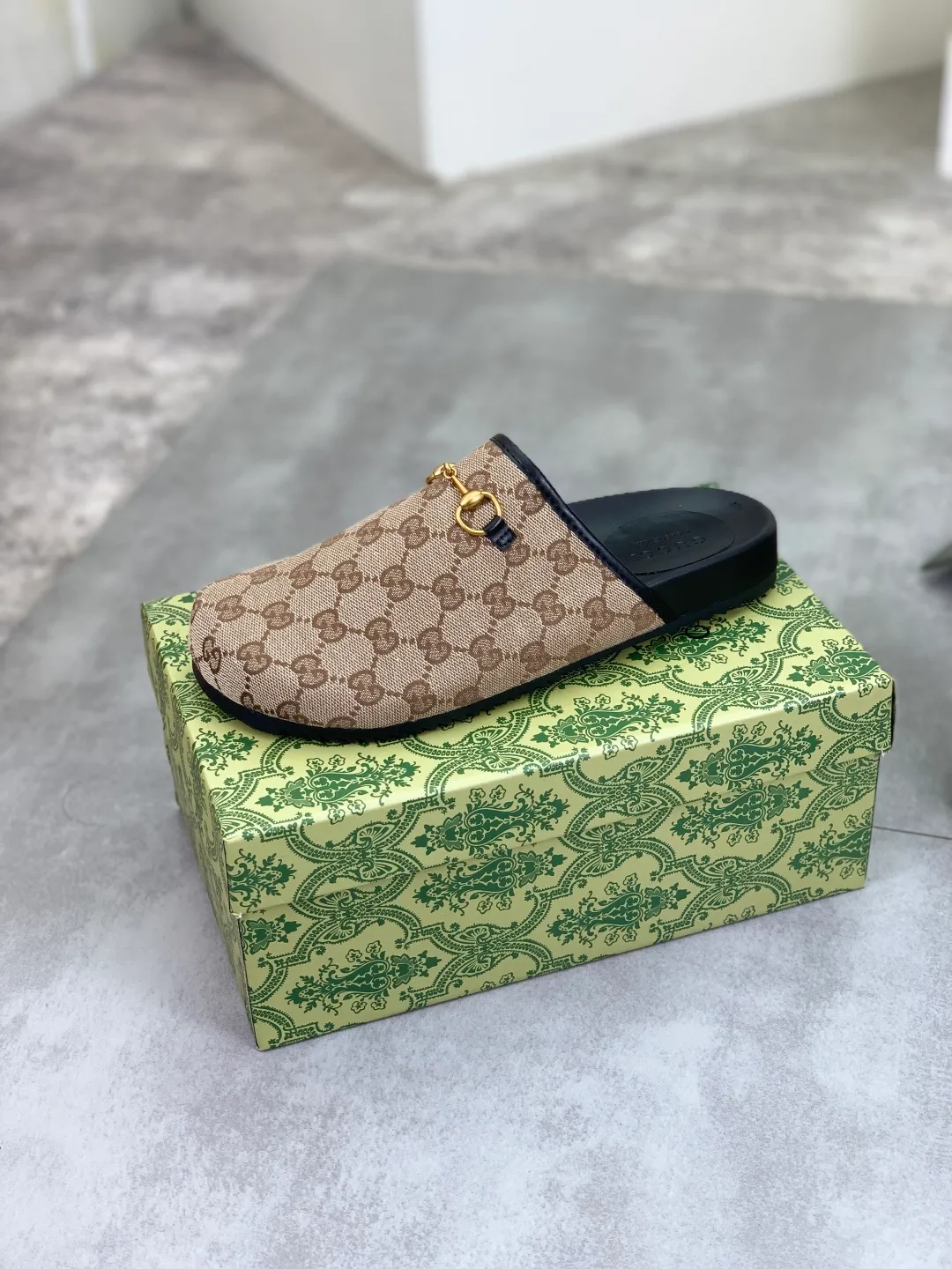 Men's shoes💰P340 💰[New model] Gucci half-drag business leather shoes hot selection (Gucci) official website latest Gucci half-drag business leather shoes, hot style 💥The version is simple and elegant, exclusive for trendy men. Unique official website latest brand original double G Embossed elements 👑 Original Gucci decoration, fashionable and elegant, original calfskin fabric ✅ Fully imported first-layer cowhide lining, wear-resistant, rubber business outsole specified on the official website, actual shot of the classic model at the counter 🎬 Size: 35-44 5⃣️colors available